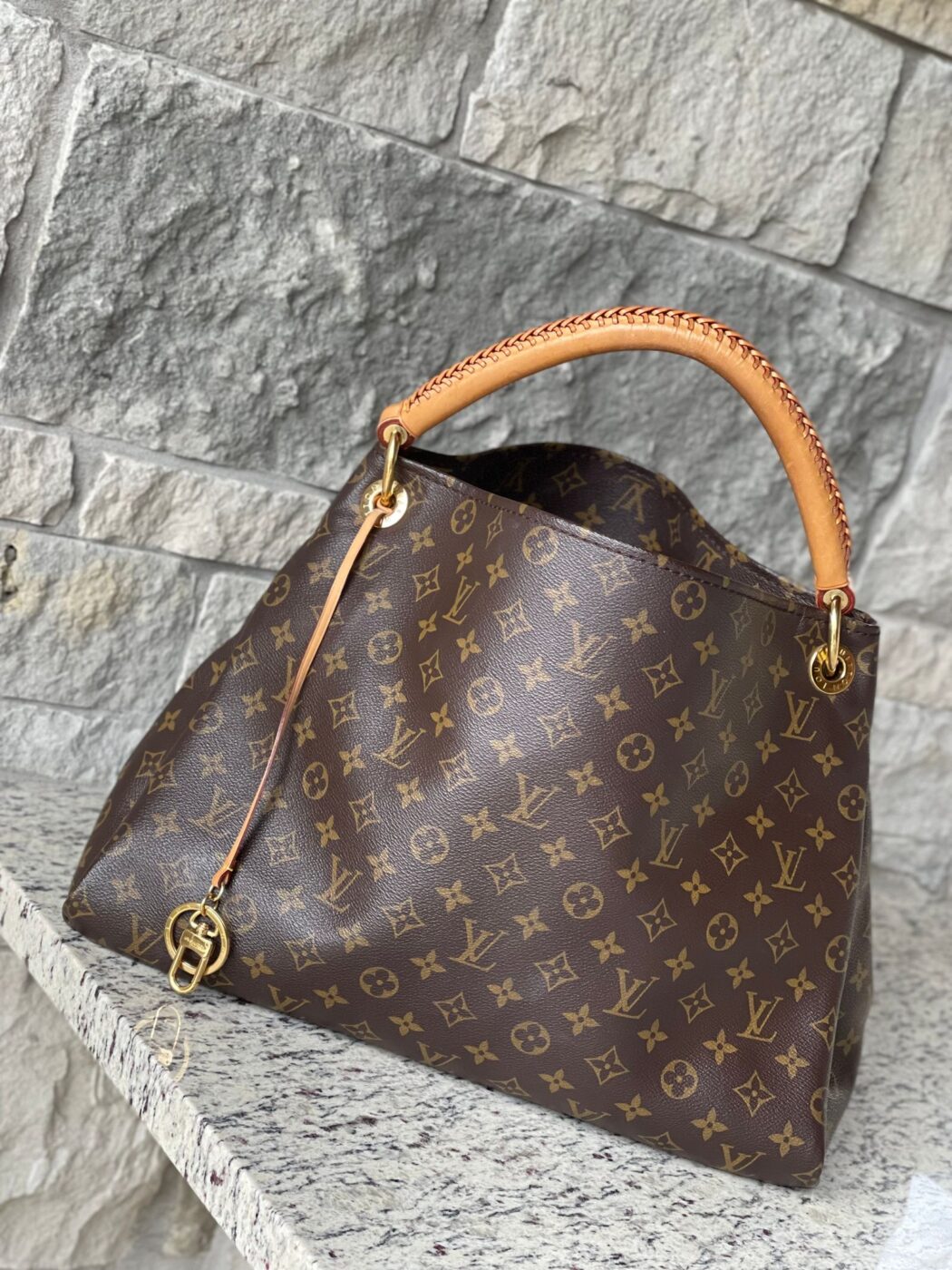 IMG_1130 Louis Vuitton Artsy MM Monogram - Image 1