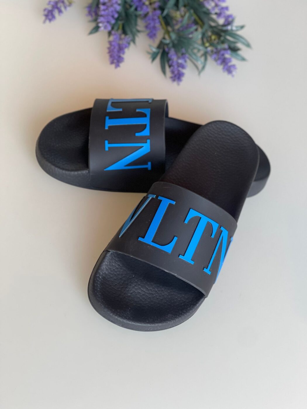 Valentino Slides - Image 1