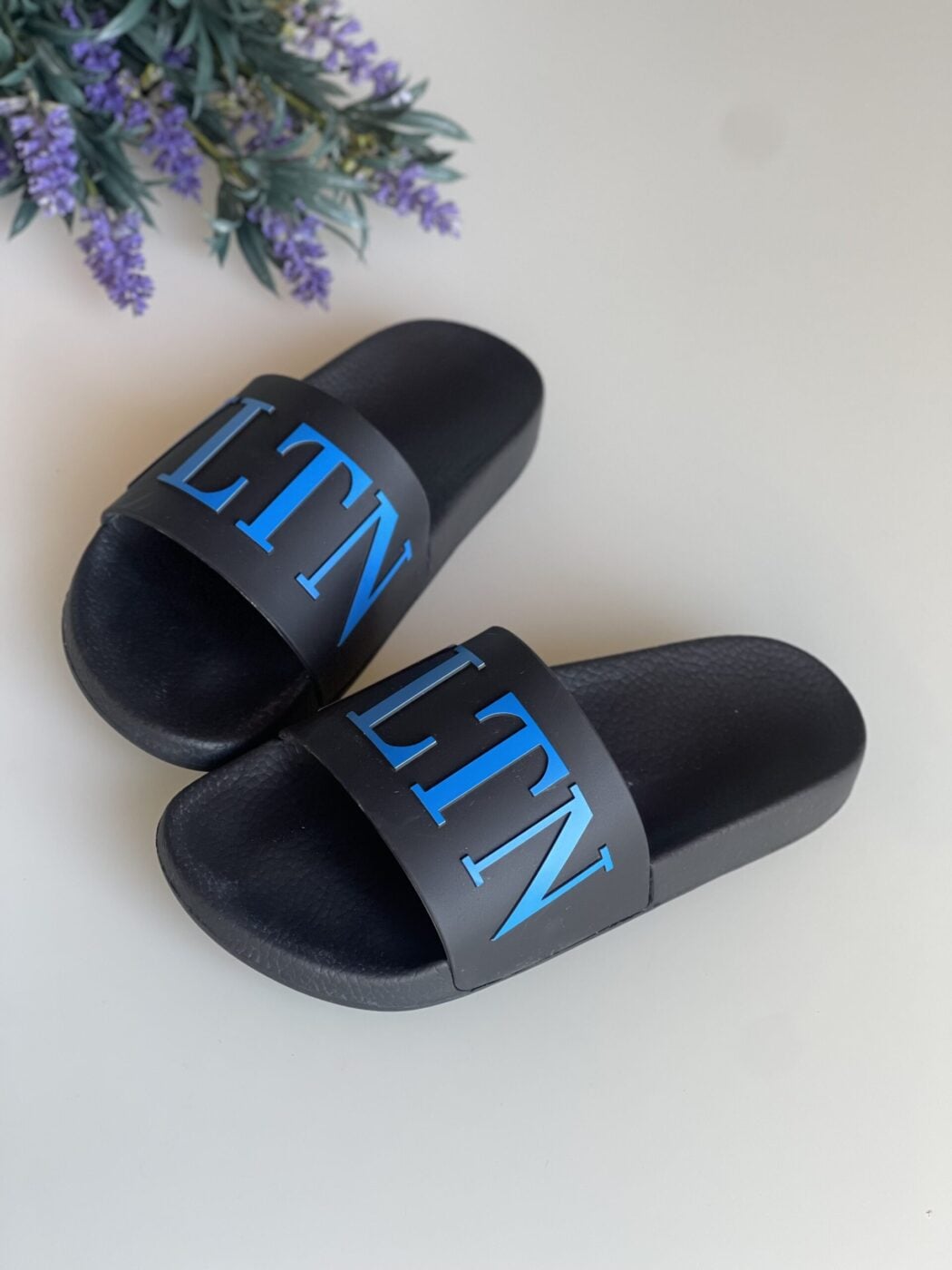 Valentino Slides - Image 2