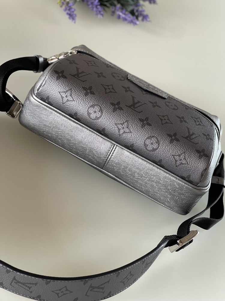 At Auction: Louis Vuitton, Louis Vuitton - Outdoor Messenger