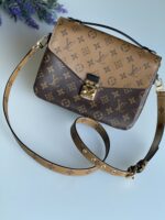 Louis Vuitton Pochette Metis Reverse