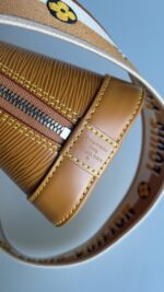 Louis Vuitton Alma BB Epi - Image 3