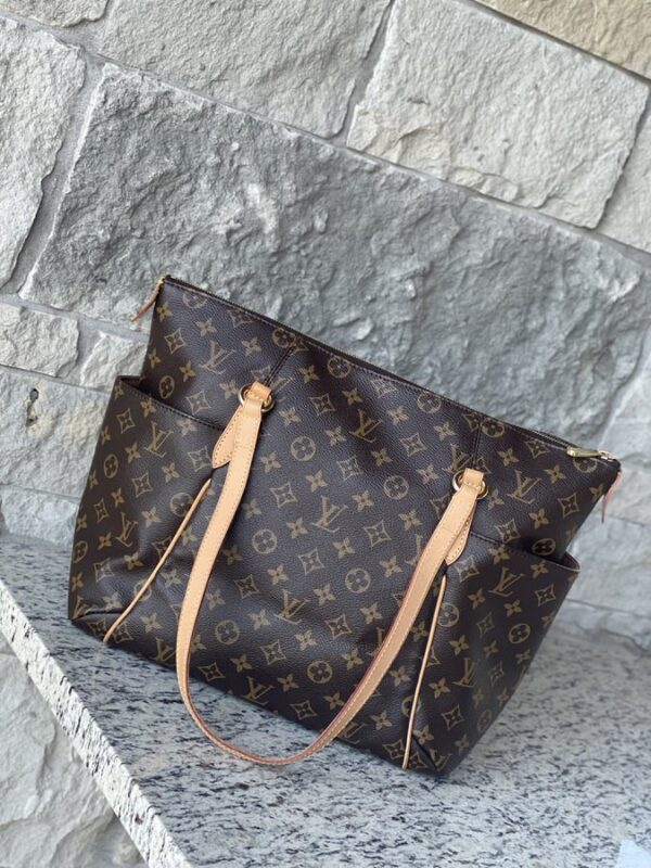 Louis Vuitton Totally MM Monogram - Image 6