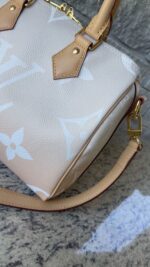 Louis Vuitton Speedy 25 Bandouliere By The Pool - Image 3