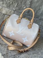 Louis Vuitton Speedy 25 Bandouliere By The Pool - Image 24