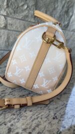 Louis Vuitton Speedy 25 Bandouliere By The Pool - Image 25