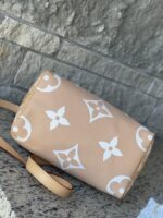Louis Vuitton Speedy 25 Bandouliere By The Pool - Image 11