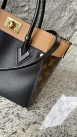 Louis Vuitton On My Side MM - Image 3