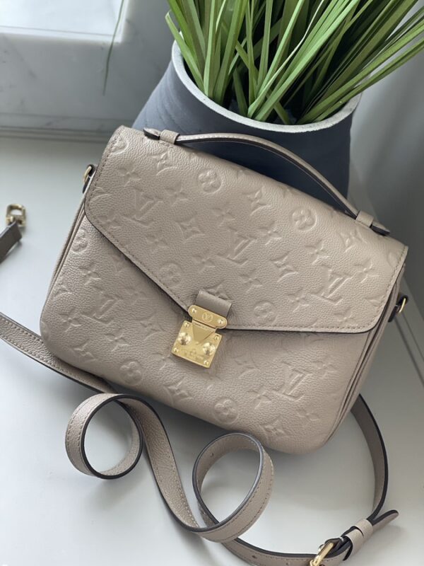 Louis Vuitton Pochette Metis Empreinte Turtledove