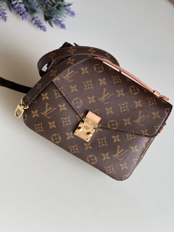 Louis Vuitton Pochette Metis Monogram