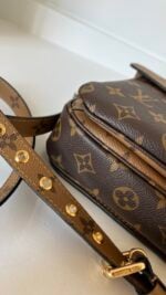 Louis Vuitton Pochette Metis Monogram Reverse - Image 4