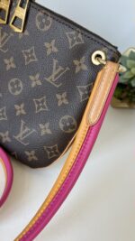 Louis Vuitton Lorette Crossbody - Image 4