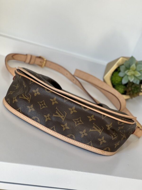 Louis Vuitton Menilmontant PM - Image 9