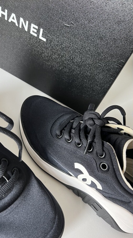 CHANEL ブラックスニーカー Chanel Calfskin Sneaker 