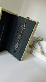 Van Cleef & Arpels Vintage Alhambra bracelet, 5 motifs 18K yellow gold, Onyx