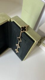 Van Cleef & Arpels Vintage Alhambra bracelet, 5 motifs 18K yellow gold, Onyx - Image 2