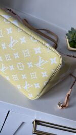 Louis Vuitton Neverfull MM By The Pool - Image 5