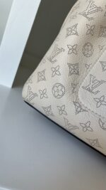 Louis Vuitton Carmel Mahina Cream - Image 10