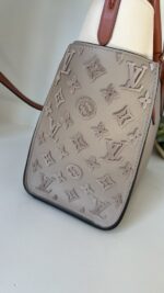 Louis Vuitton On My Side MM - Image 18