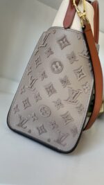 Louis Vuitton On My Side MM - Image 19