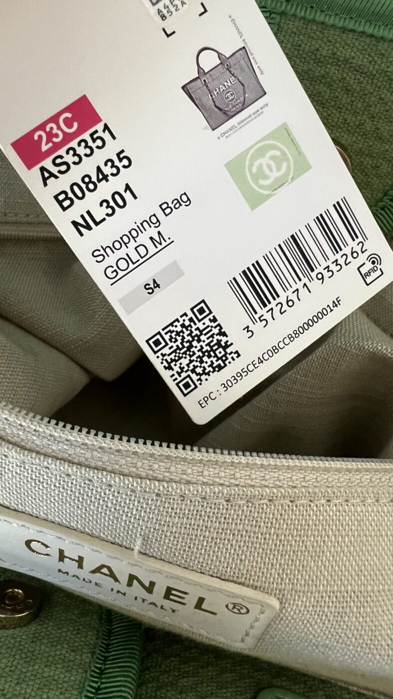 Chanel Small Deauville With Pouch Green - Image 18