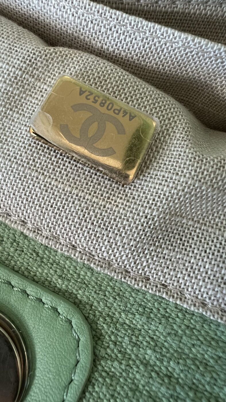 Chanel Small Deauville With Pouch Green - Image 19