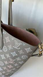 Louis Vuitton Blossom MM Mahina Shoulder/Crossbody Bag Flight Mode - Image 4