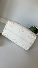 Louis Vuitton Speedy 20 Bandouliere By The Pool - Image 9