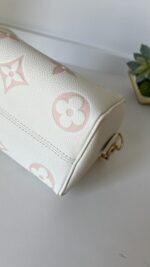 Louis Vuitton Speedy 20 Bandouliere By The Pool - Image 10