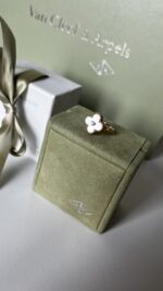 Van Cleef & Arpels 18K Yellow Gold Diamond Mother of Pearl Vintage Alhambra Ring 54 - Image 2