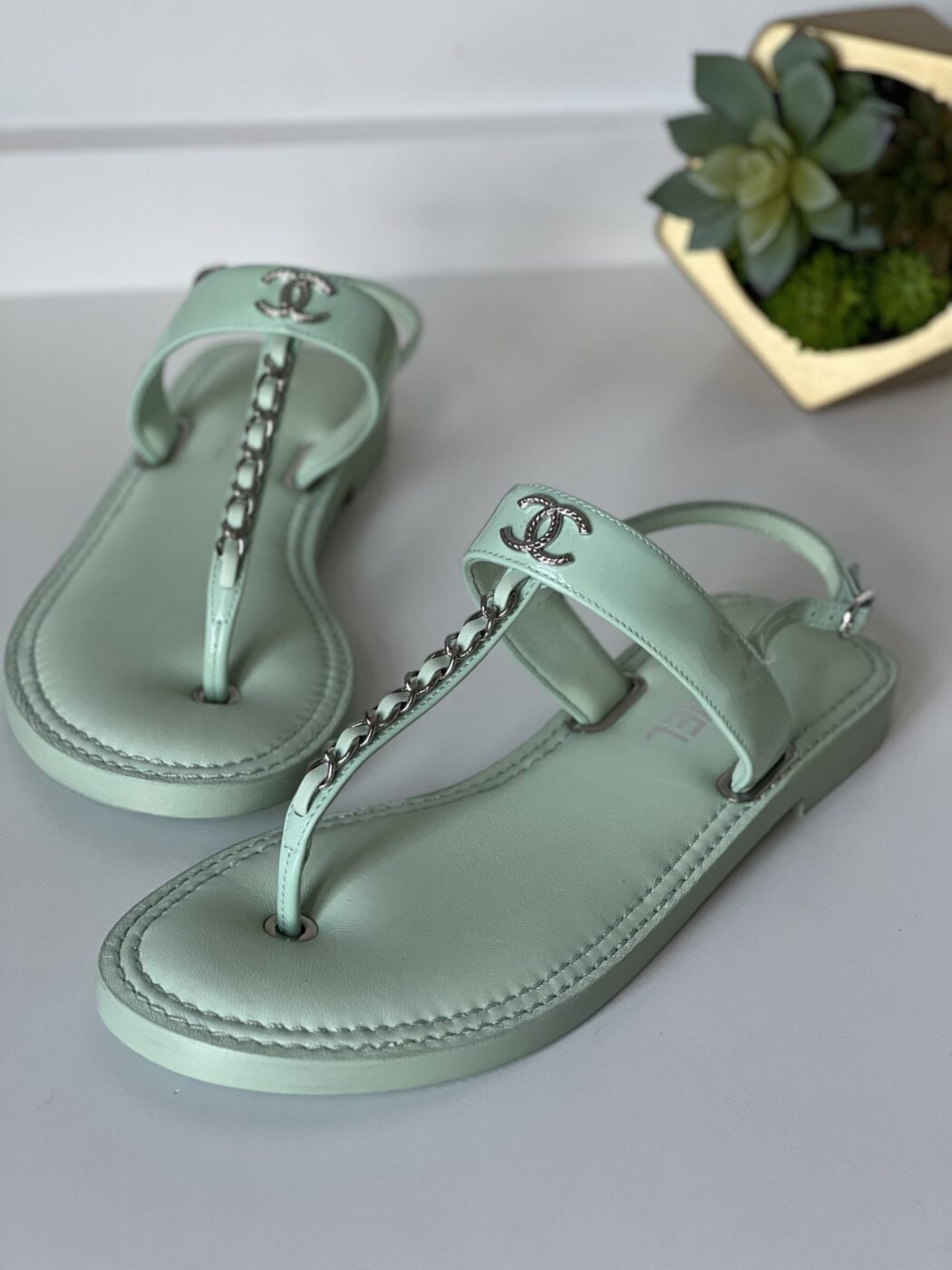 IMG_6066 Chanel Lambskin Patent Chain CC Logo Thong Flat Sandals 38.5 Green - Image 1
