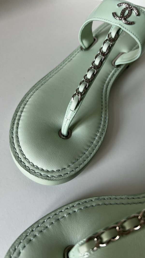 Chanel Lambskin Patent Chain CC Logo Thong Flat Sandals 38.5 Green - Image 2