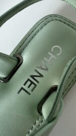 Chanel Lambskin Patent Chain CC Logo Thong Flat Sandals 38.5 Green - Image 4