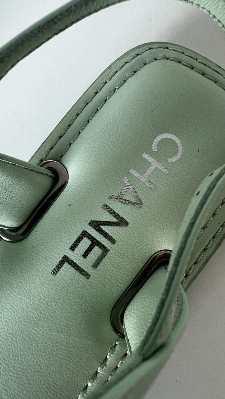 Chanel Lambskin Patent Chain CC Logo Thong Flat Sandals 38.5 Green - Image 4