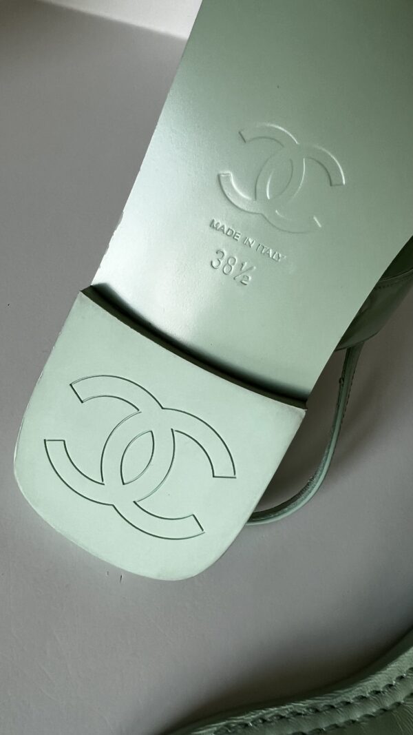 Chanel Lambskin Patent Chain CC Logo Thong Flat Sandals 38.5 Green - Image 6