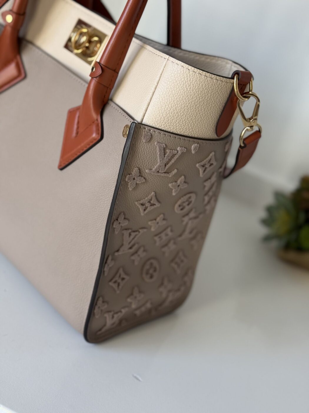 Louis Vuitton On My Side MM - Image 2