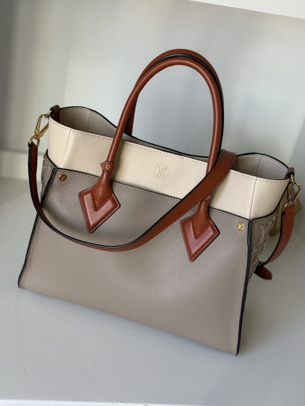Louis Vuitton On My Side MM - Image 4