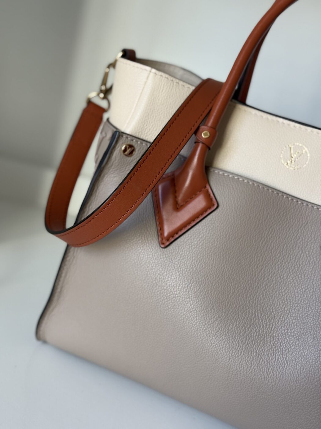 Louis Vuitton On My Side MM - Image 5