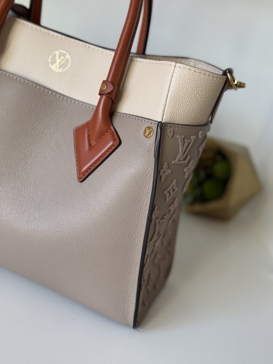 Louis Vuitton On My Side MM - Image 6