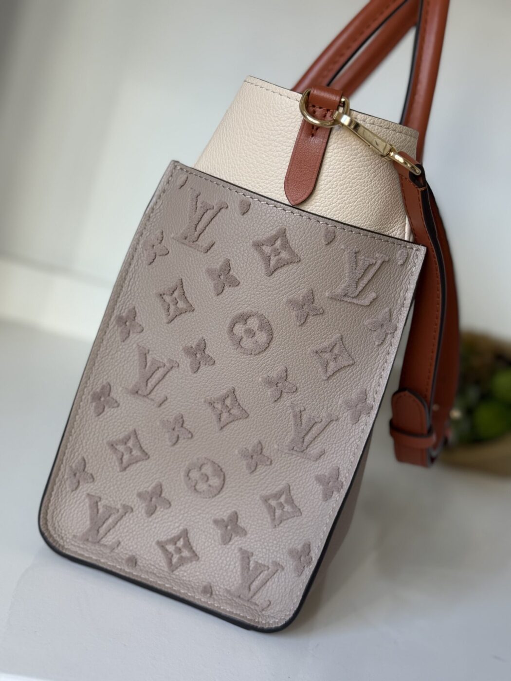 Louis Vuitton On My Side MM - Image 7