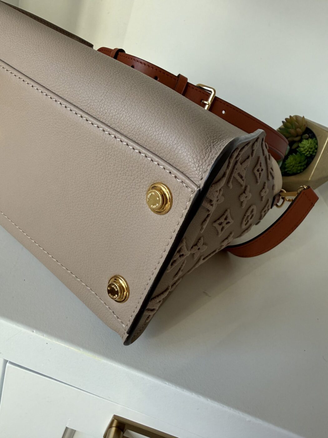 Louis Vuitton On My Side MM - Image 10