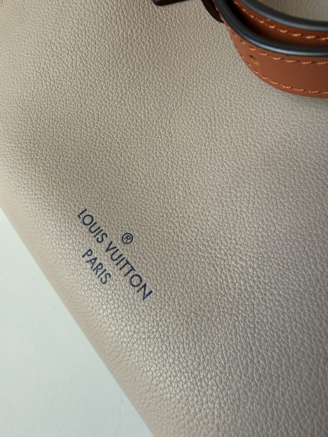 Louis Vuitton On My Side MM - Image 12