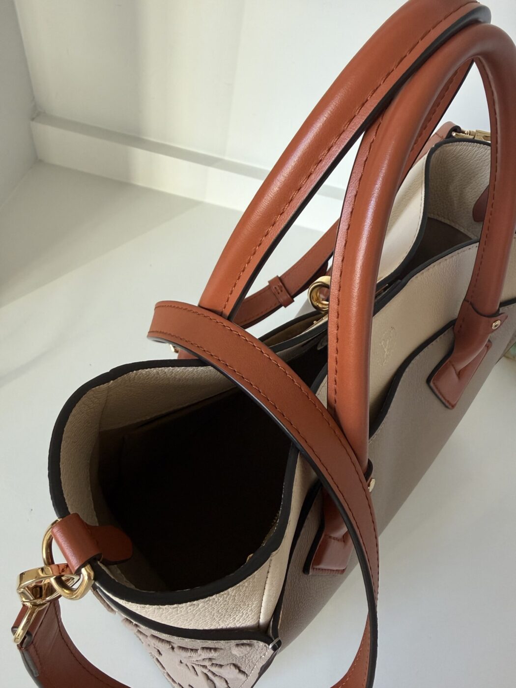 Louis Vuitton On My Side MM - Image 13