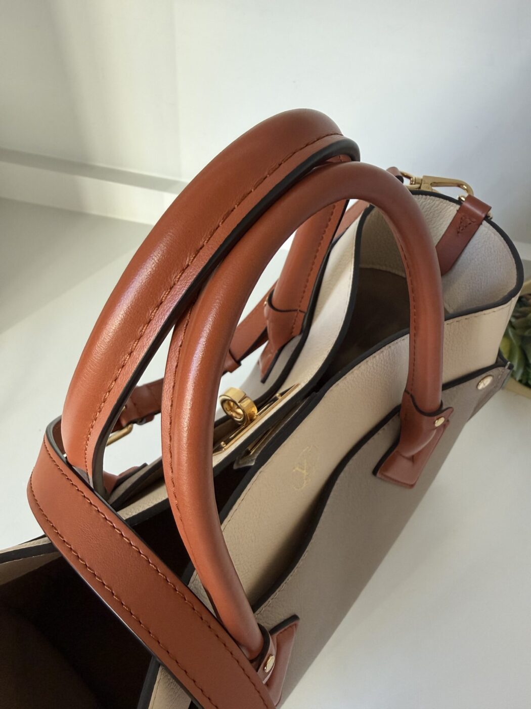 Louis Vuitton On My Side MM - Image 14