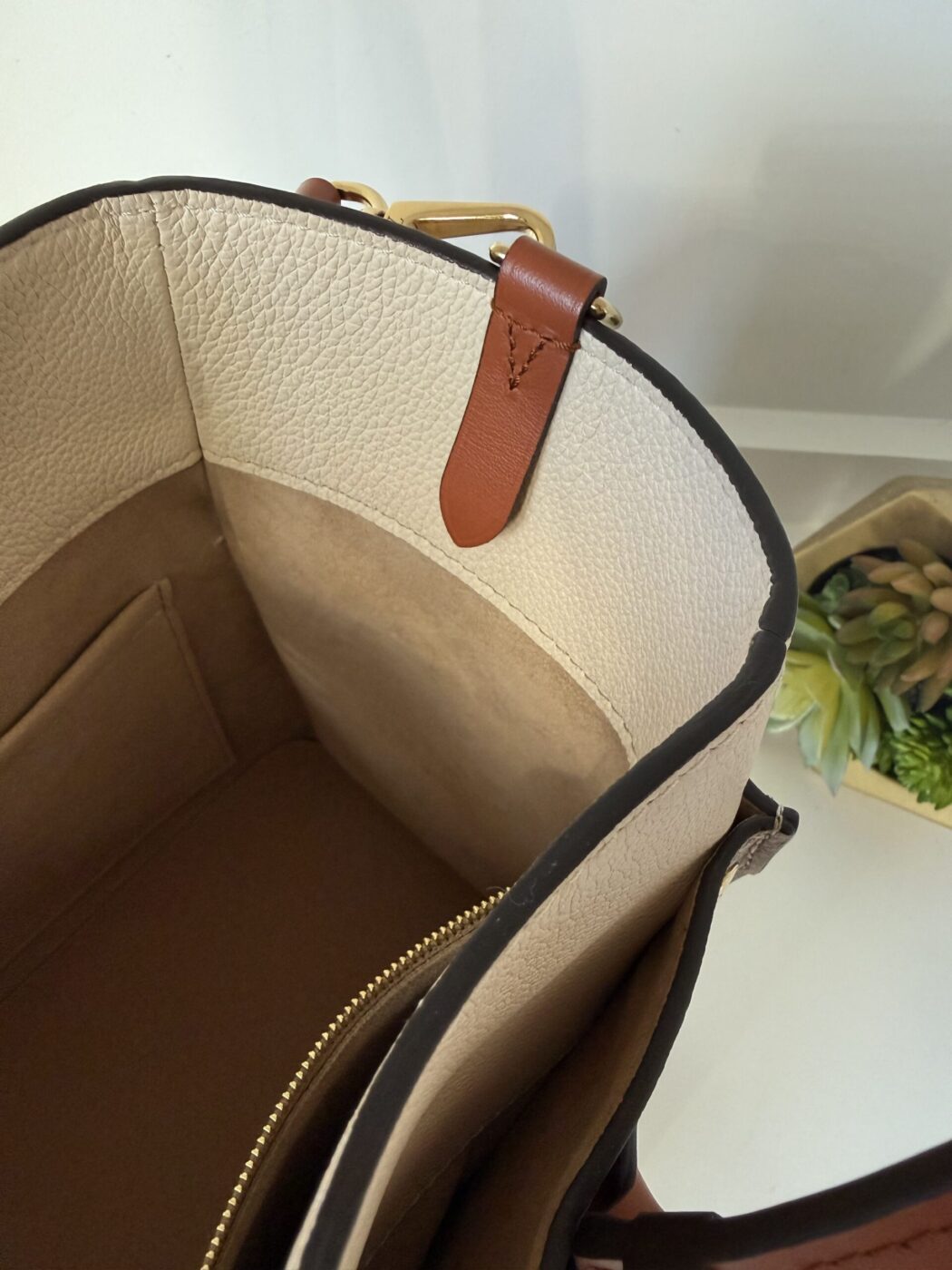 Louis Vuitton On My Side MM - Image 18