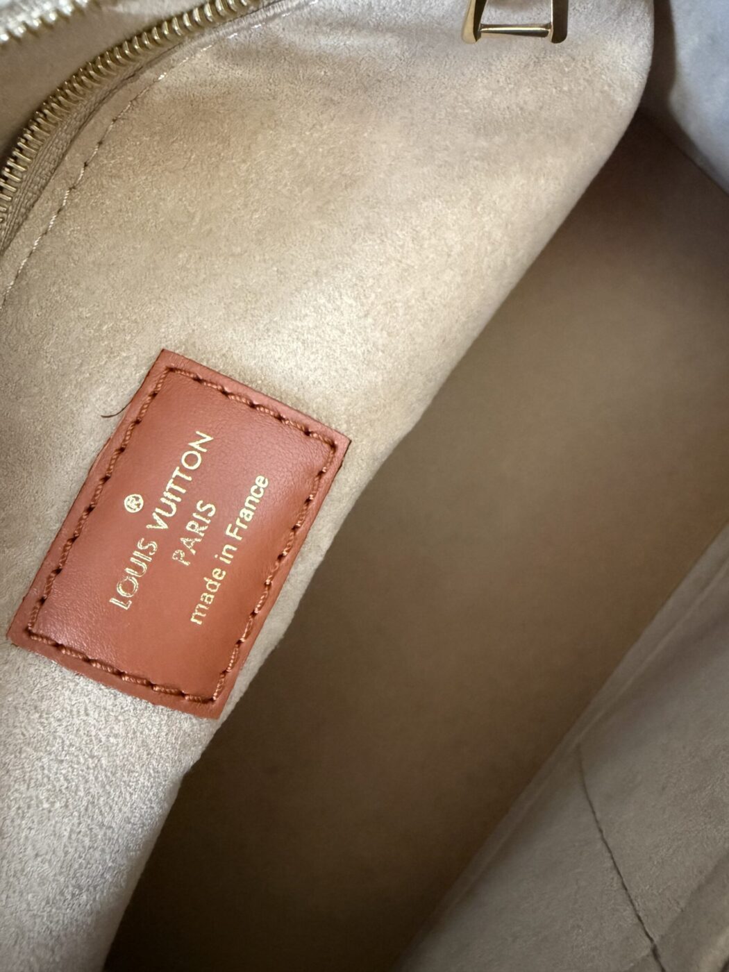 Louis Vuitton On My Side MM - Image 19