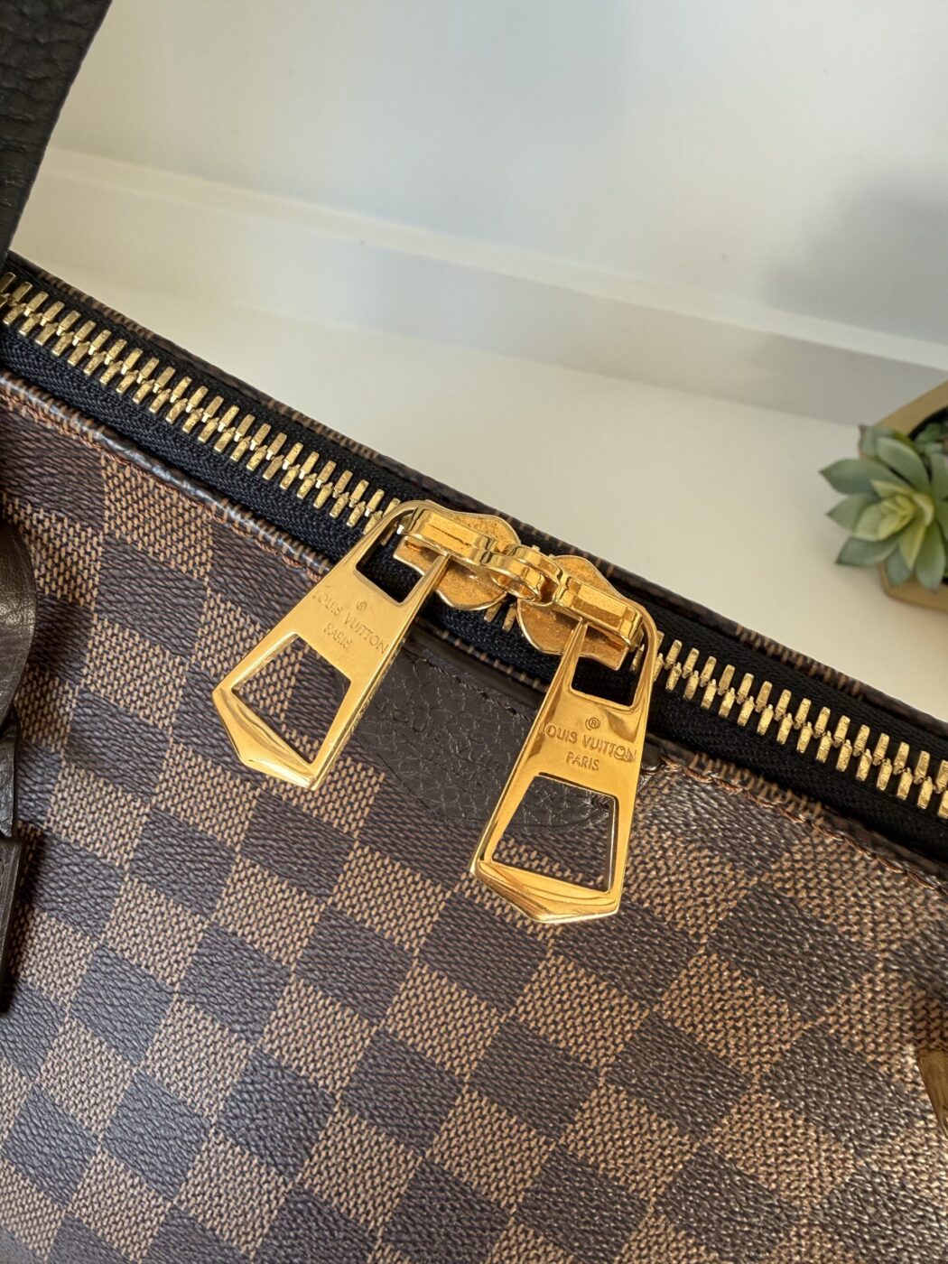 Louis Vuitton Hyde Park Crossbody Damier Ebene - Image 4