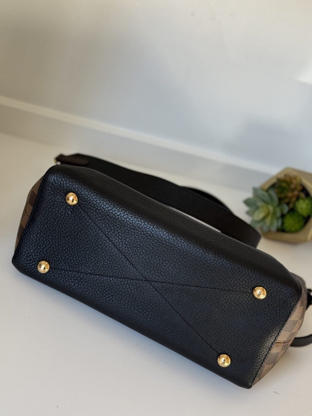 Louis Vuitton Hyde Park Crossbody Damier Ebene - Image 8