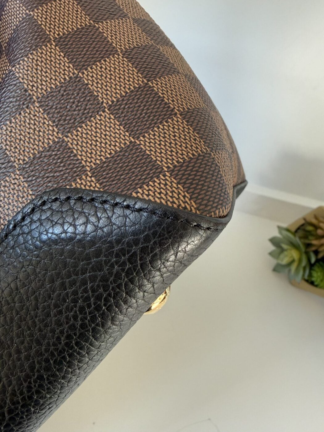 Louis Vuitton Hyde Park Crossbody Damier Ebene - Image 9